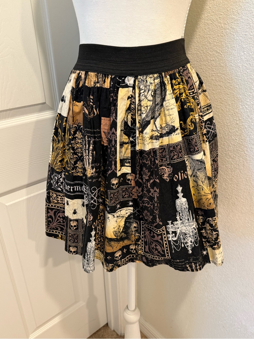 Women's Black & Gold Print Gathered Skirt